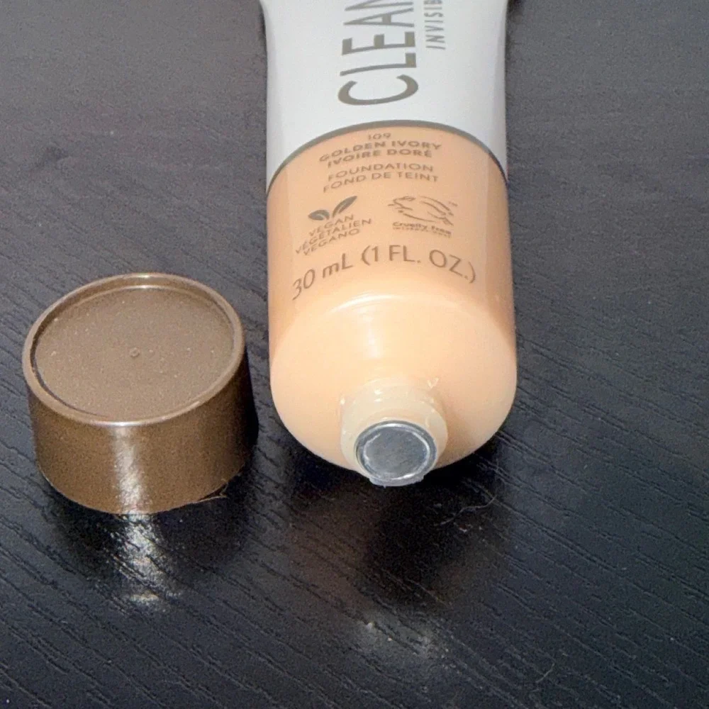 COVERGIRL clean invisible